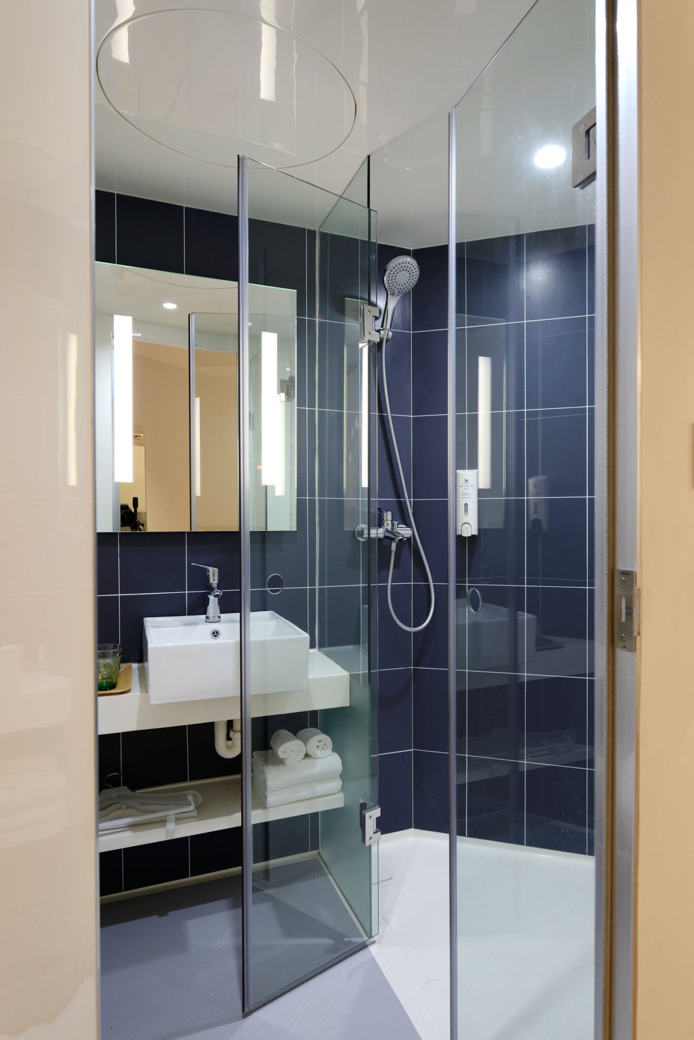 5 Key Benefits of Installing Frameless Sliding Glass Shower Doors