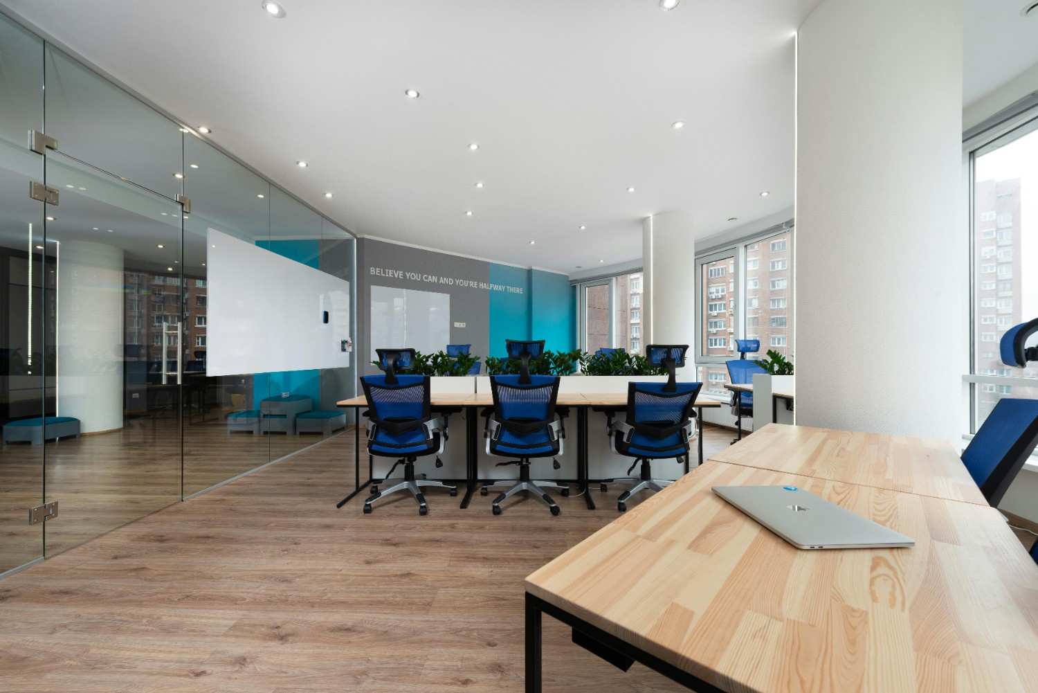 High-Tech, High-Impact: The Best Conference Room Amenities for Modern Workplaces